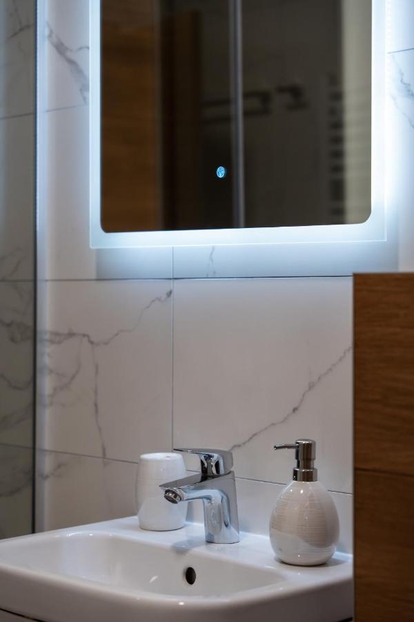 Apartment King's Square Lux 1 *