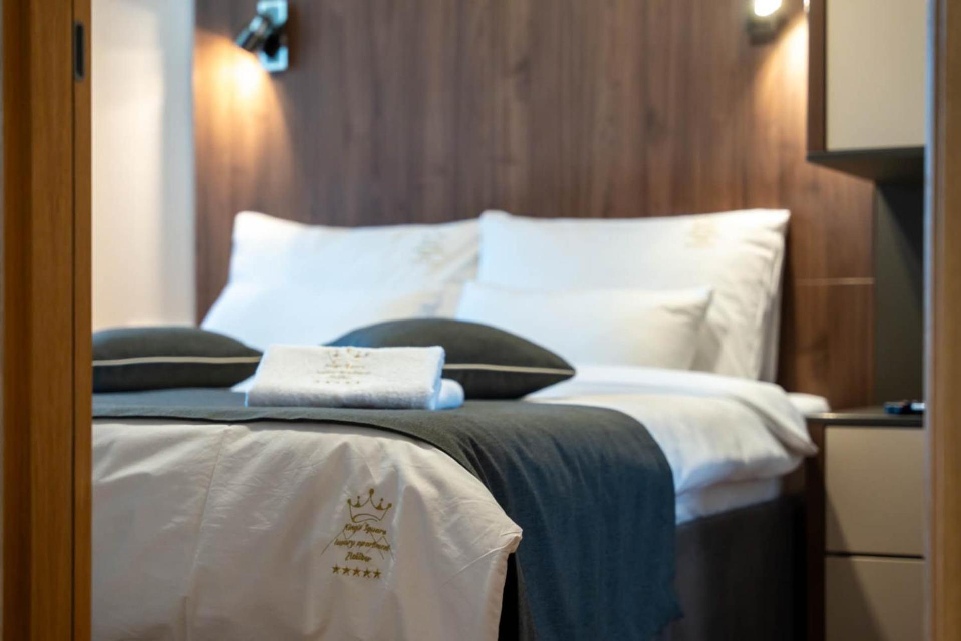 Apartment King's Square Lux 1 *